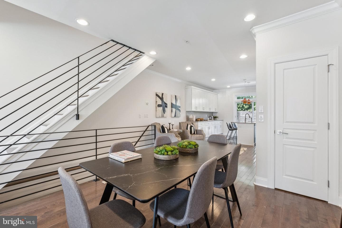 2529 W Oxford Street photo 4