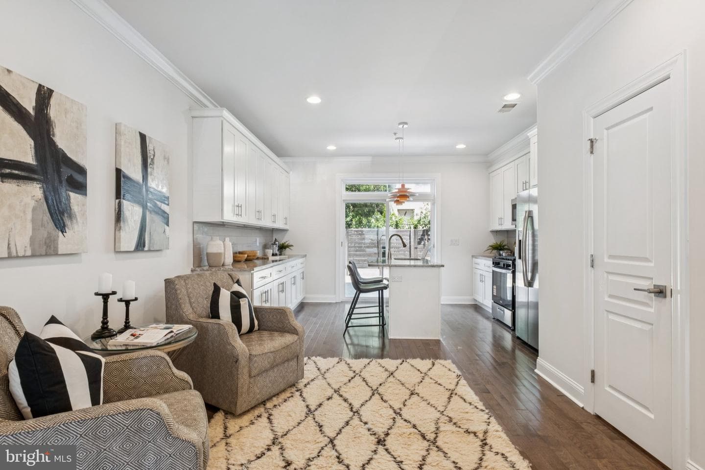 2529 W Oxford Street photo 5
