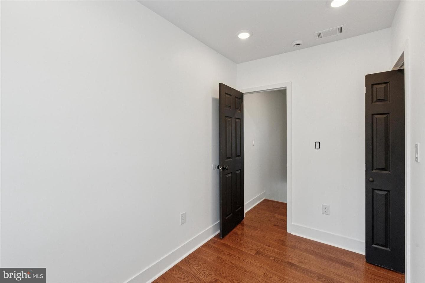 2538 W Oakdale Street photo 12