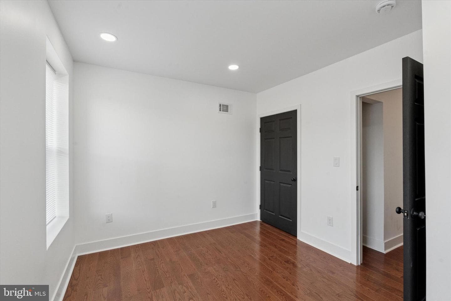 2538 W Oakdale Street photo 16