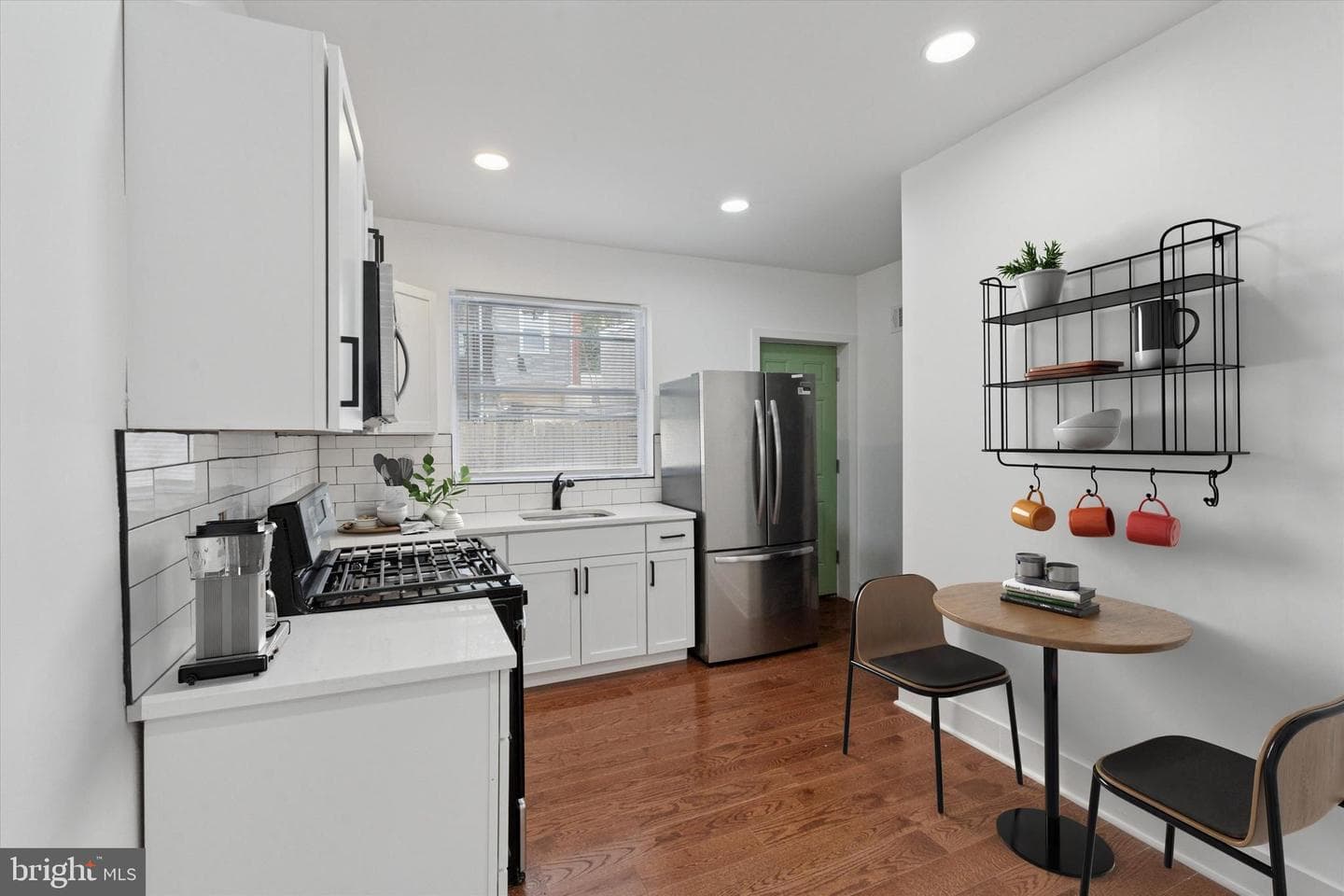 2538 W Oakdale Street photo 3