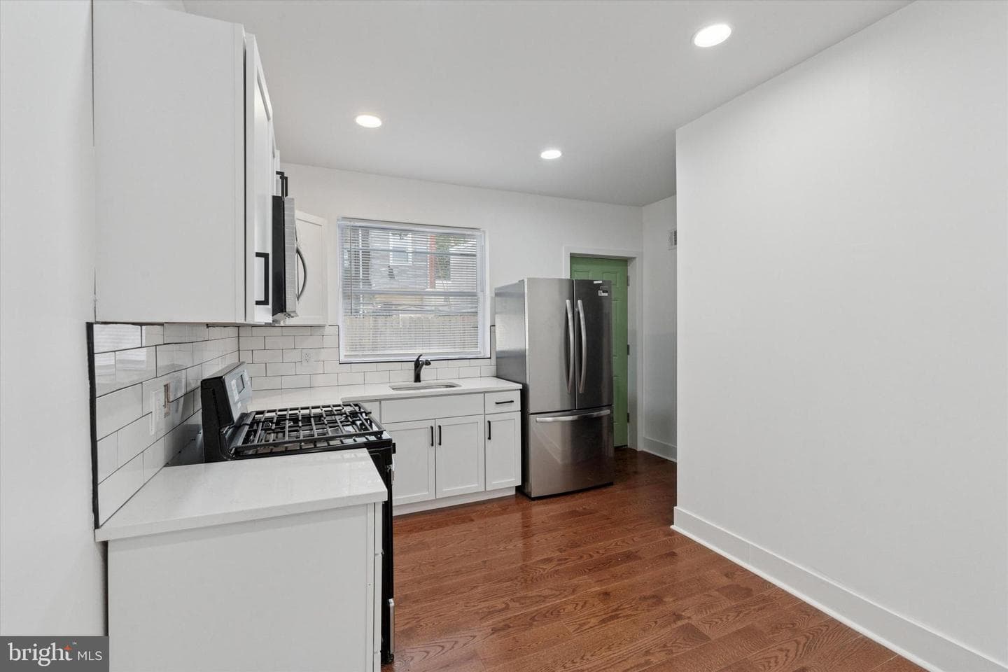 2538 W Oakdale Street photo 8