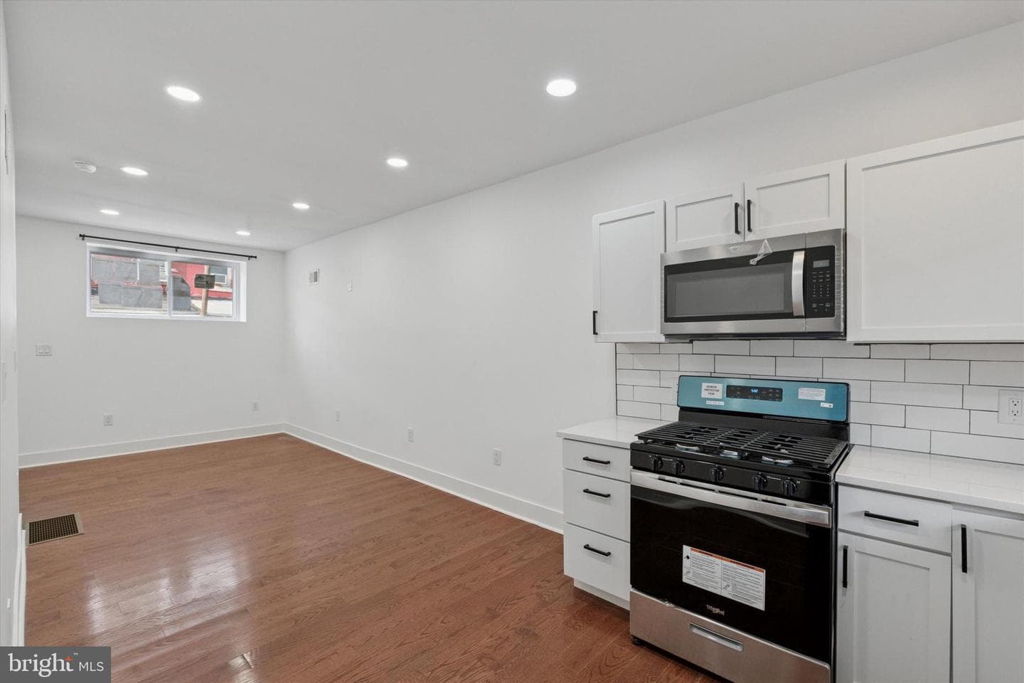 2538 W Oakdale Street photo 9