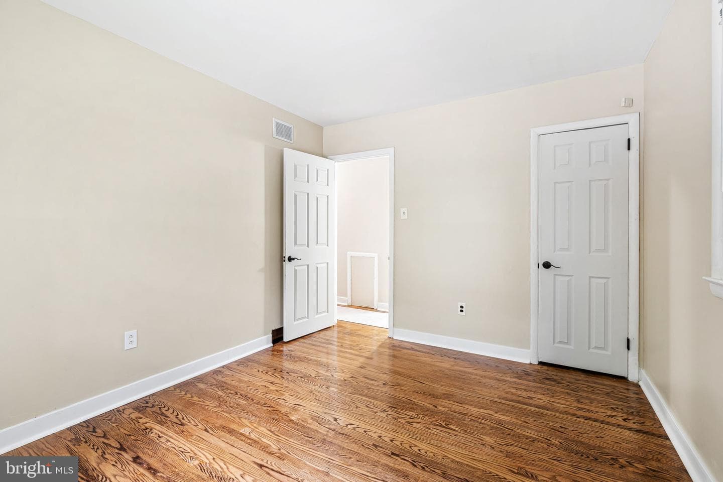 3137 Winchester Avenue photo 8