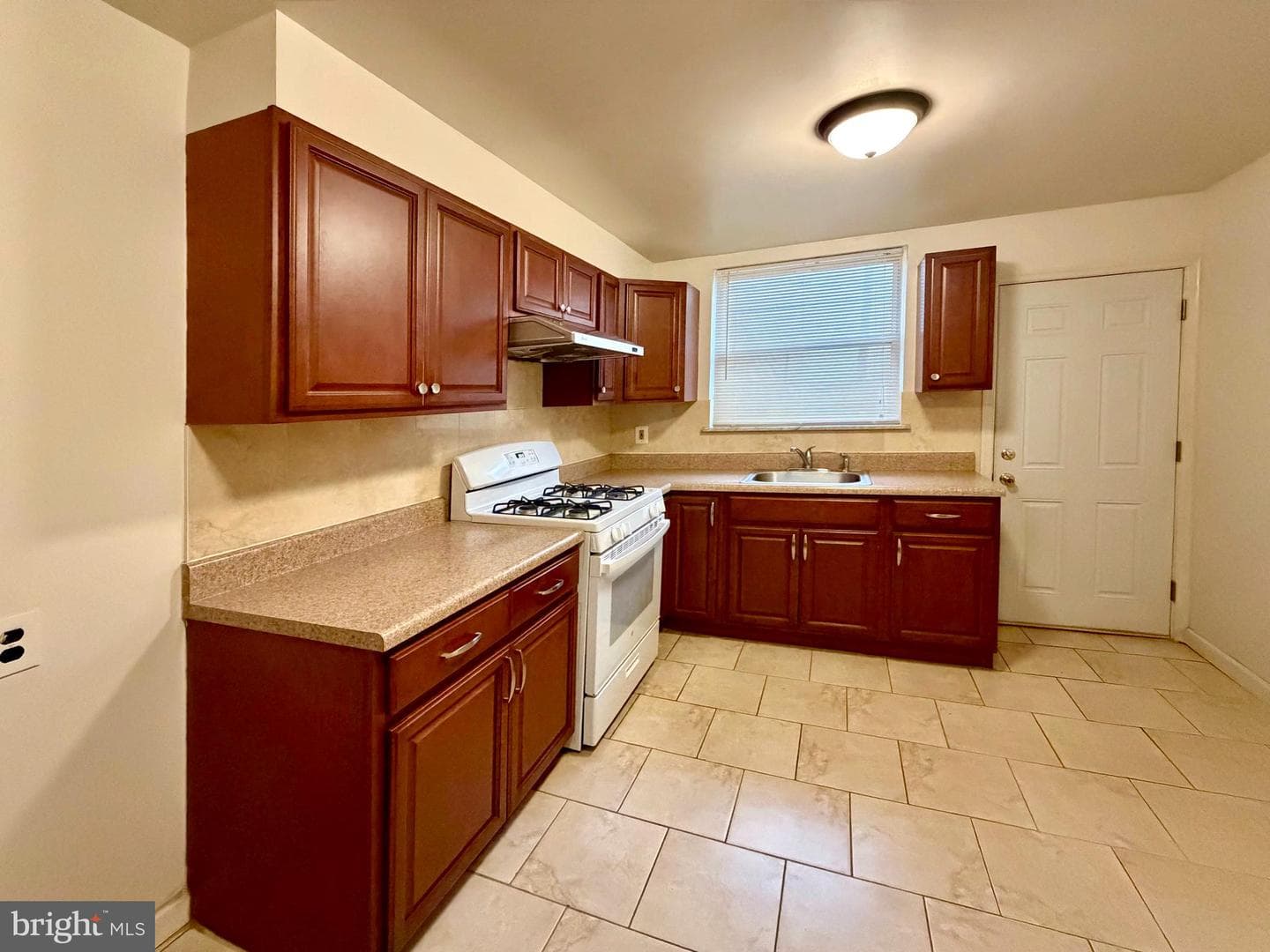 1748 S Chadwick Street photo 3