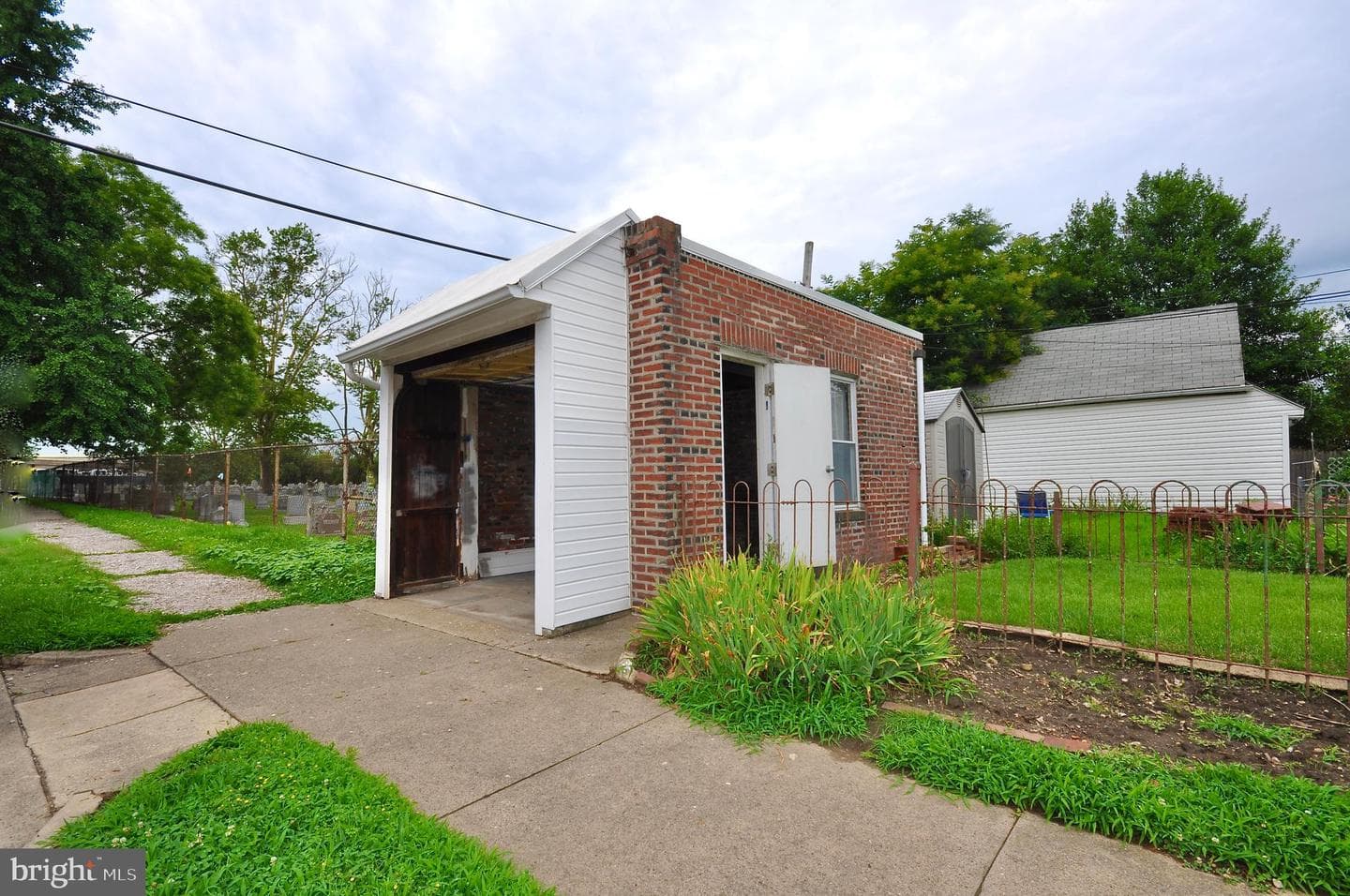 2554 Gillingham Street photo 32