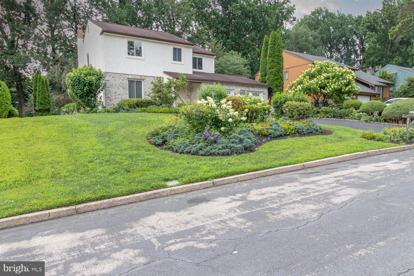 937 Caledonia Street photo 3
