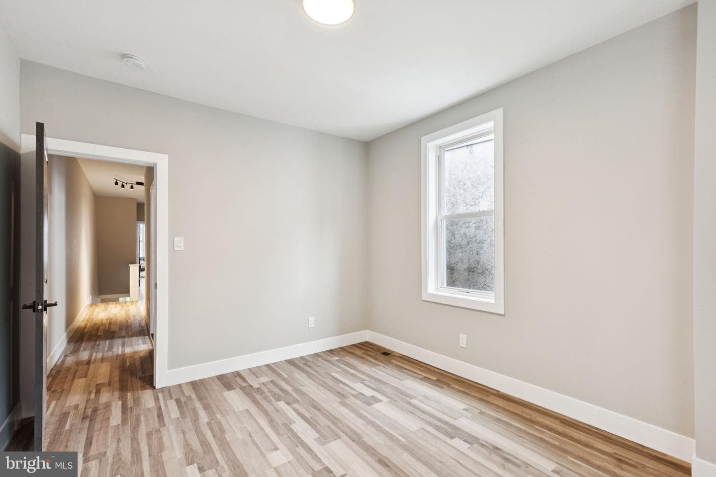 4913 Pulaski Avenue photo 22