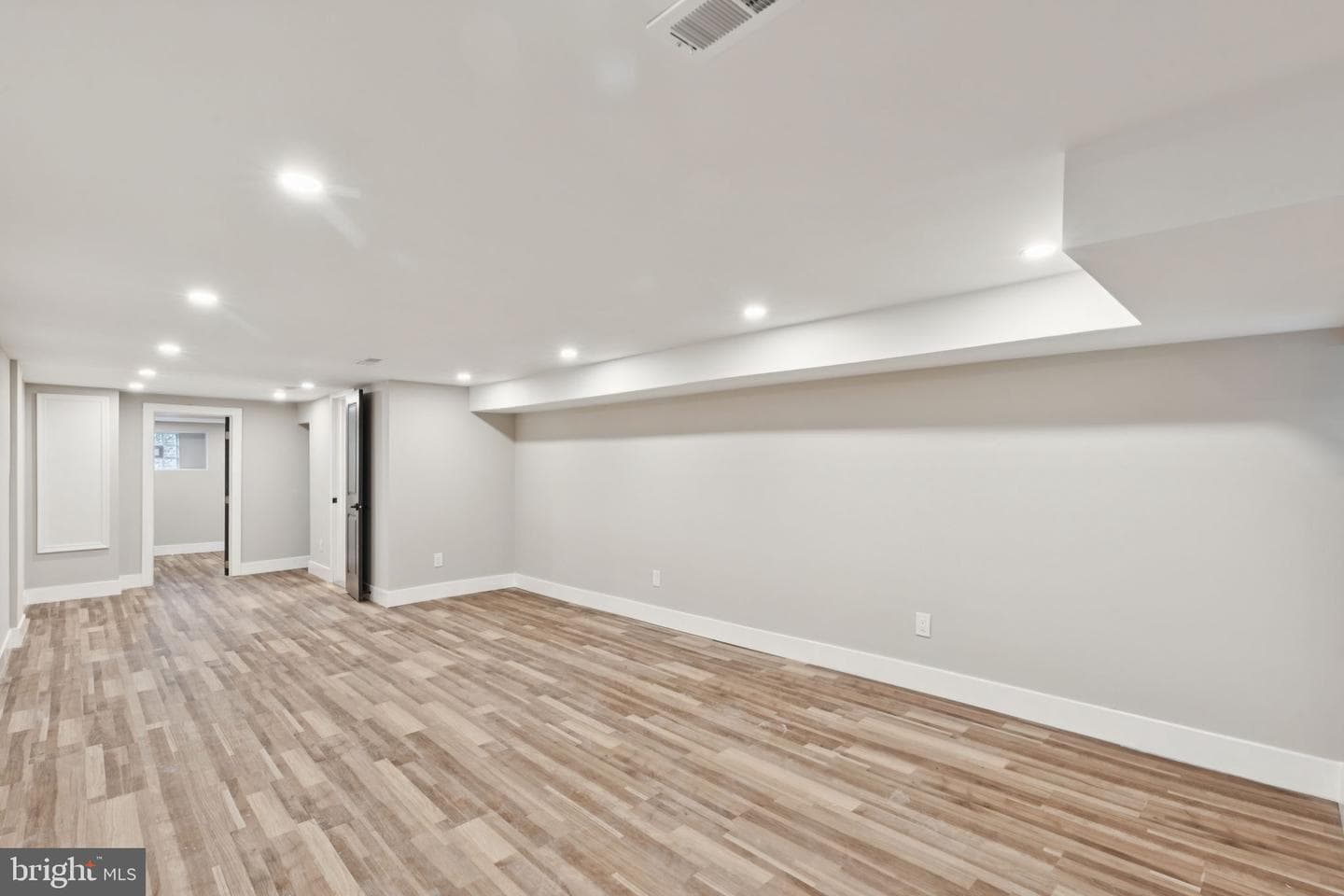 4913 Pulaski Avenue photo 25