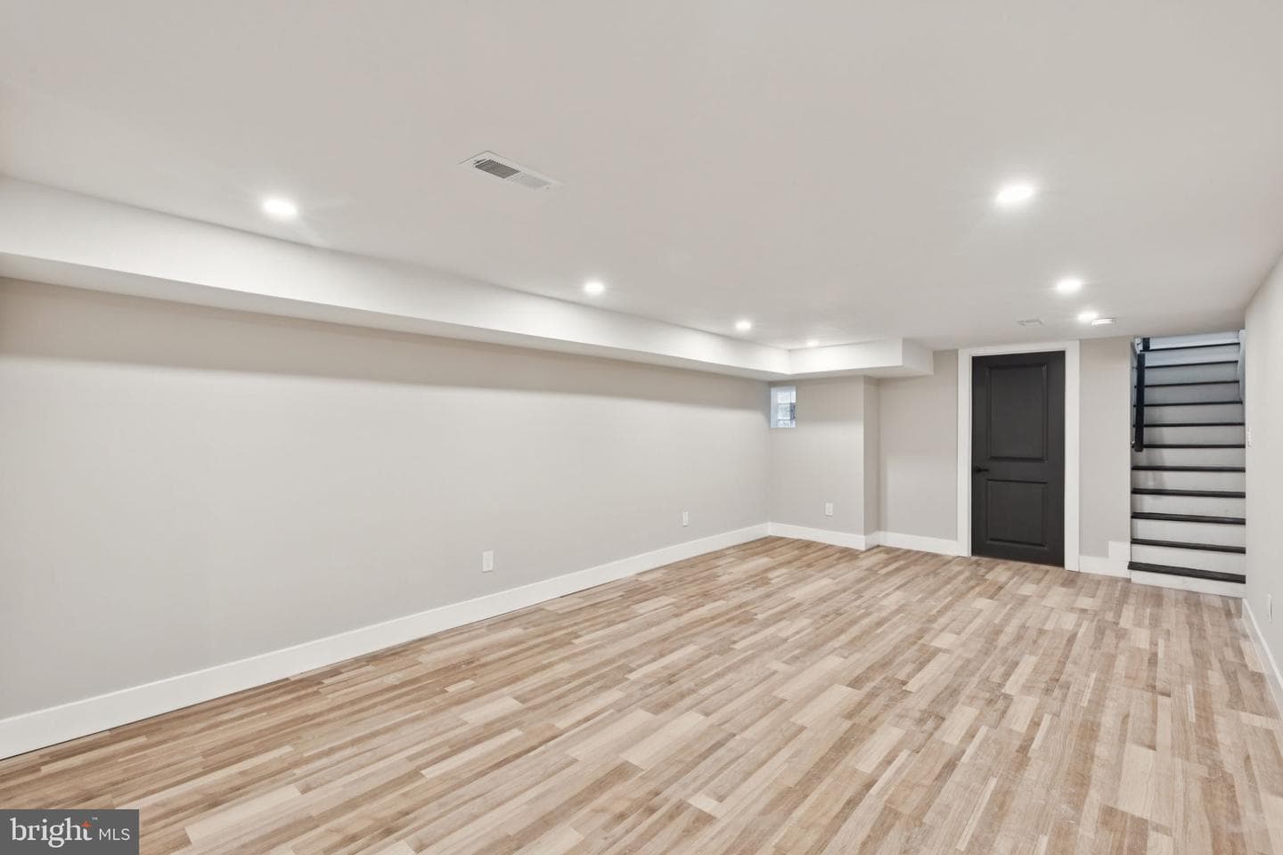 4913 Pulaski Avenue photo 26