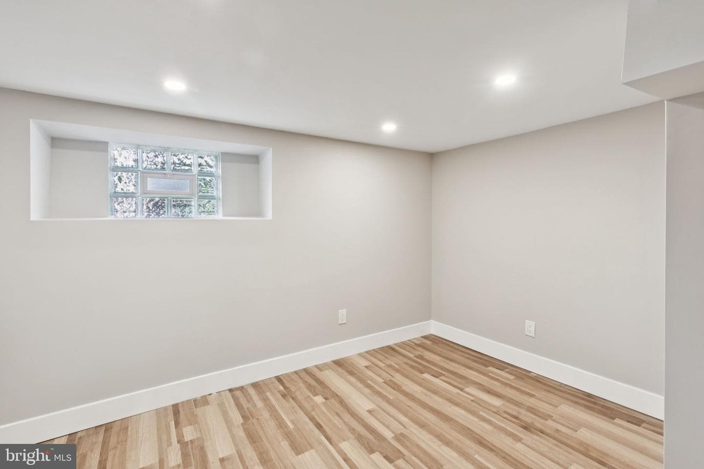 4913 Pulaski Avenue photo 28