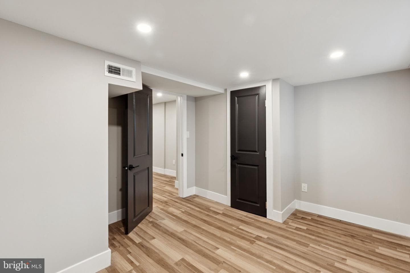 4913 Pulaski Avenue photo 29