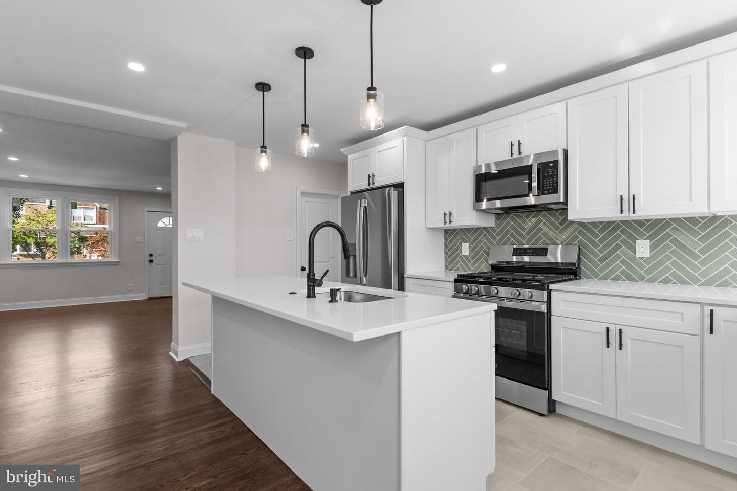 2923 Fanshawe Street photo 10