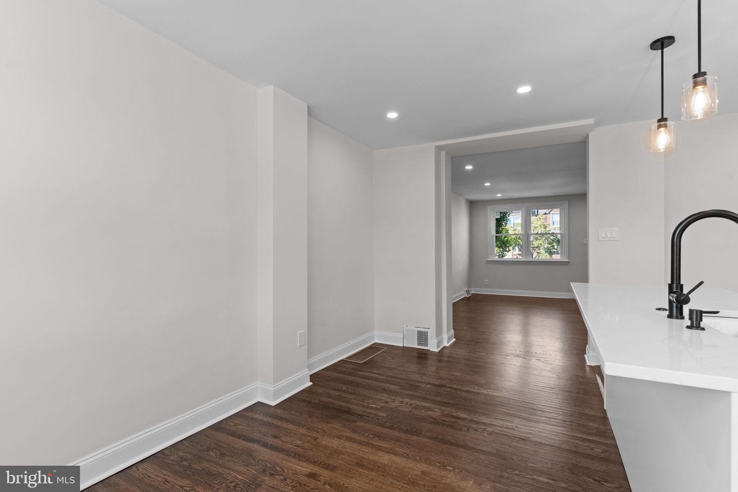 2923 Fanshawe Street photo 13