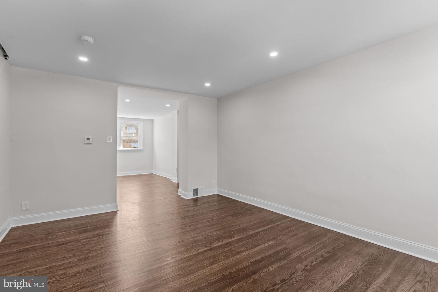 2923 Fanshawe Street photo 4