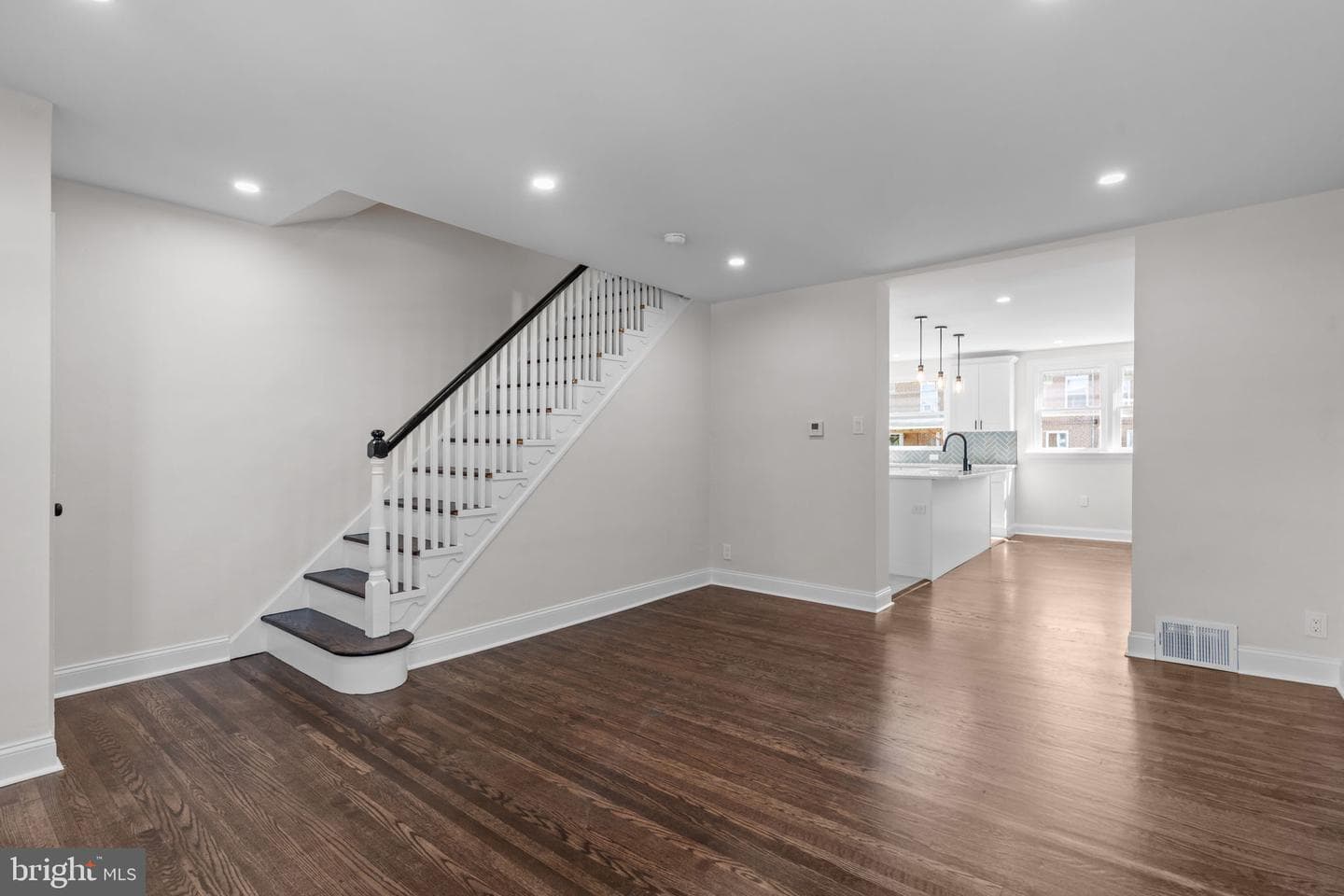 2923 Fanshawe Street photo 5