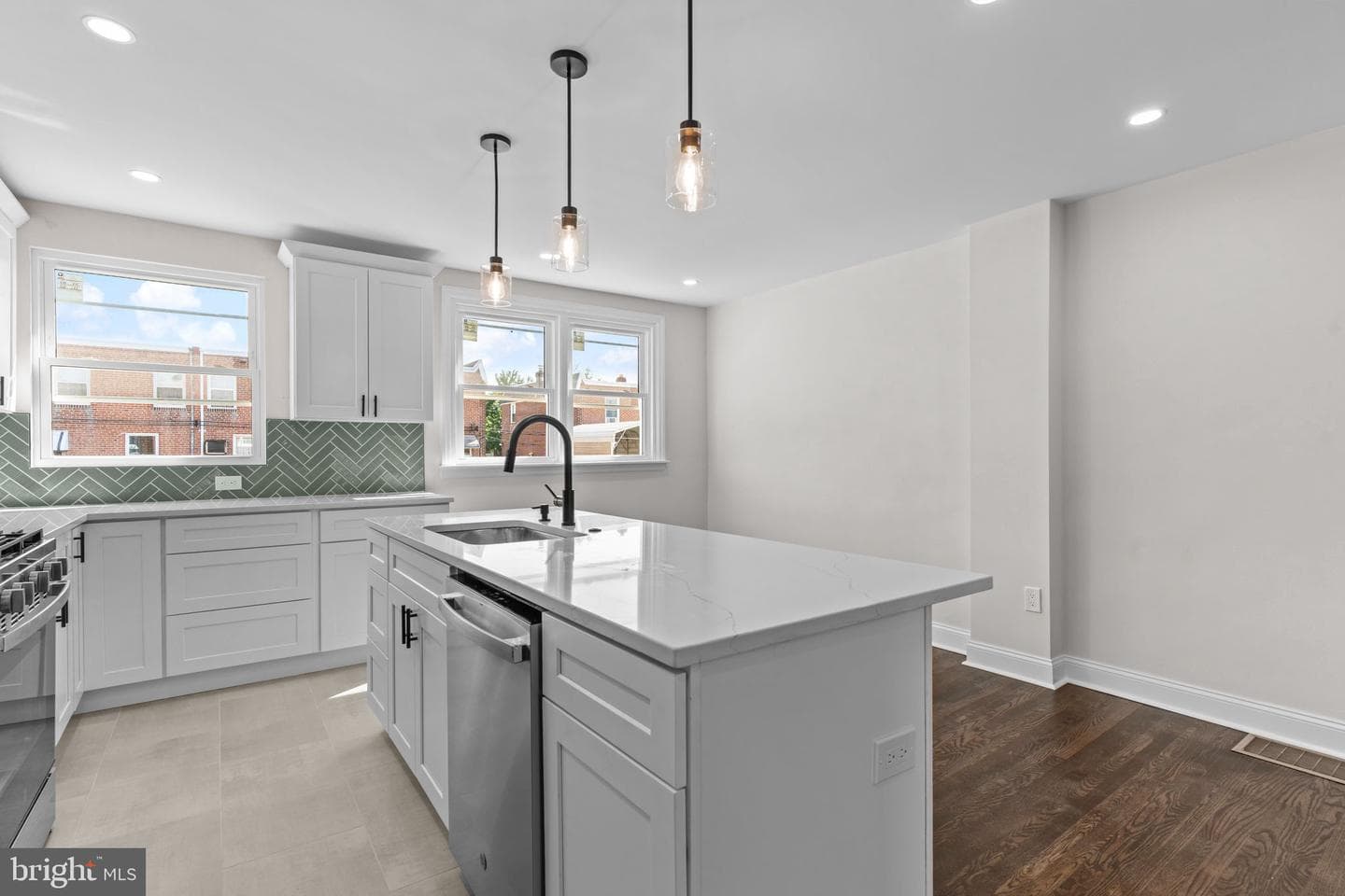 2923 Fanshawe Street photo 8
