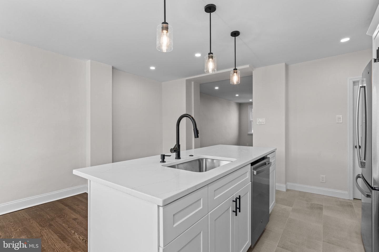 2923 Fanshawe Street photo 9