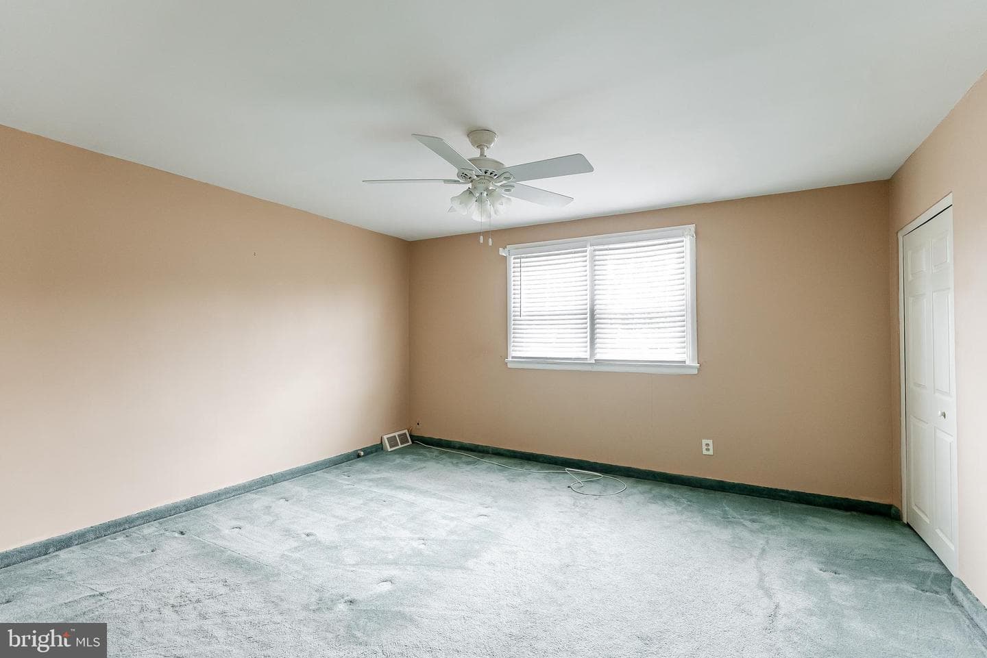 2858 Tremont Street photo 12