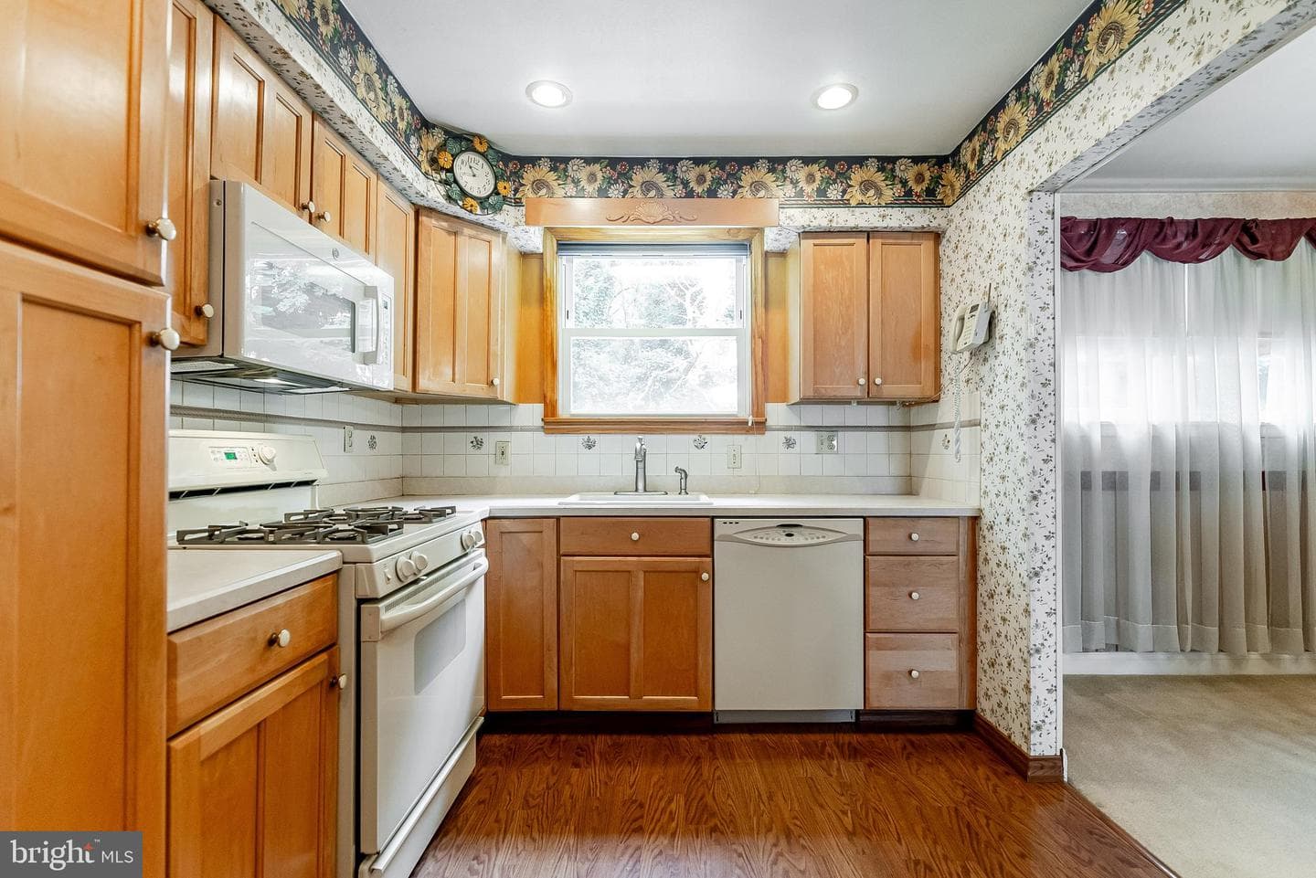 2858 Tremont Street photo 7