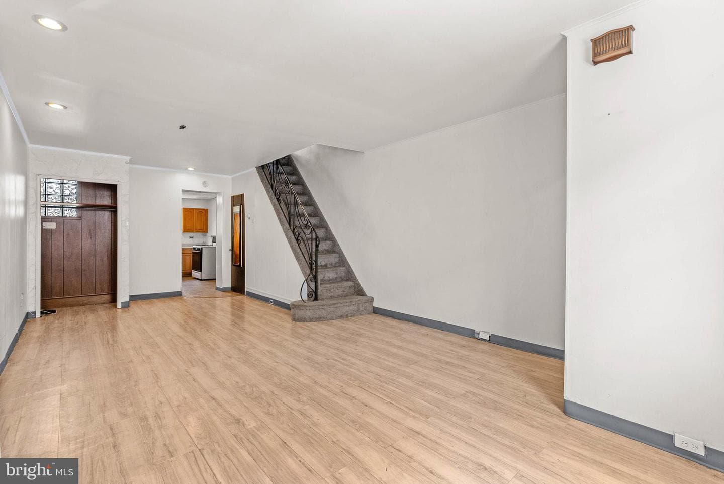 2422 S Iseminger Street photo 4