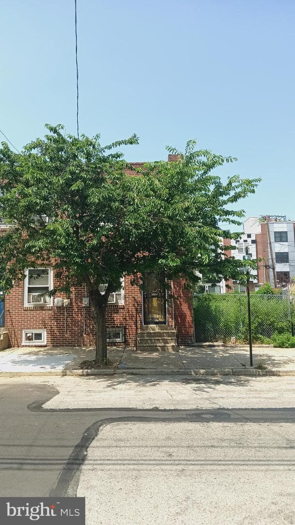 1519 W Thompson Street photo 1