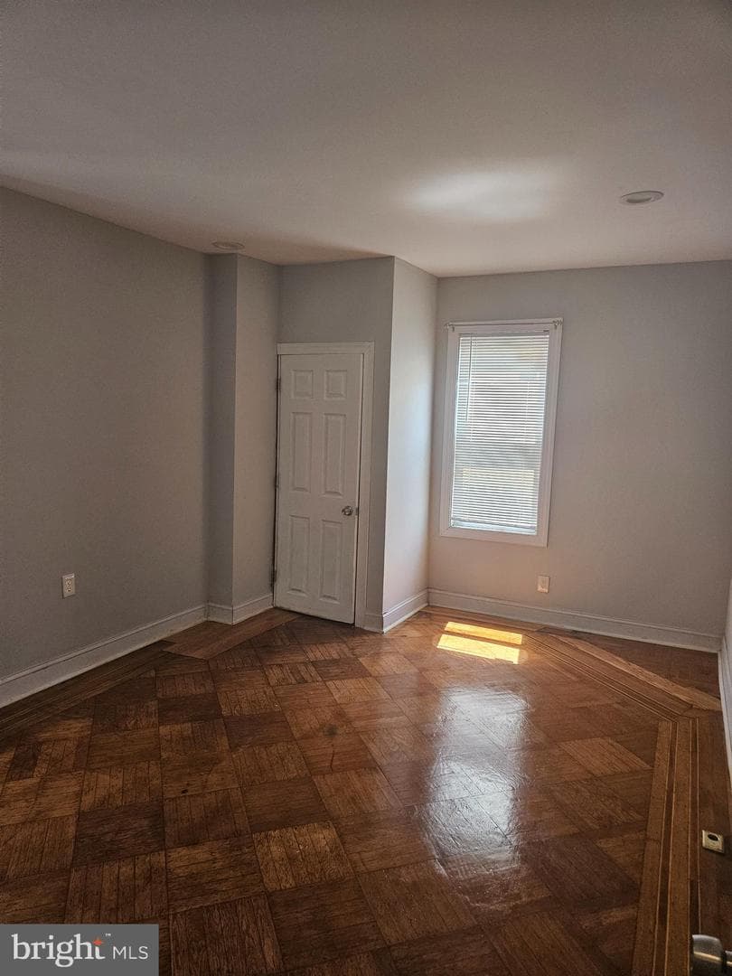 5524 Whitby Avenue photo 11