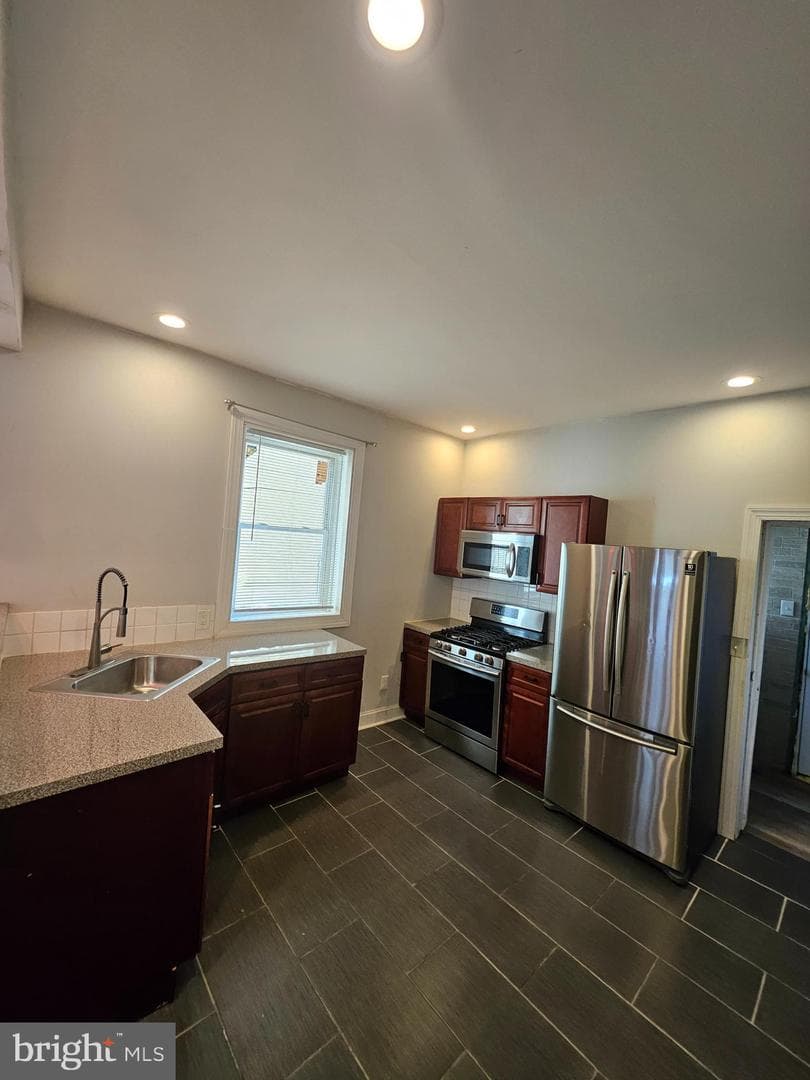 5524 Whitby Avenue photo 4