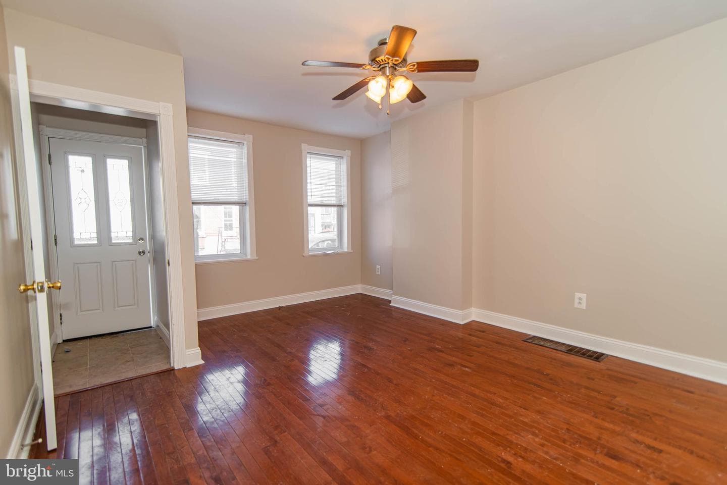 2553 Sepviva Street photo 2