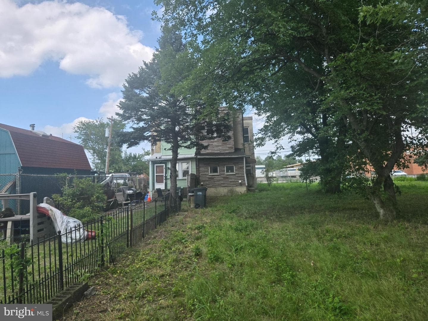 2718 E Luzerne Street photo 4