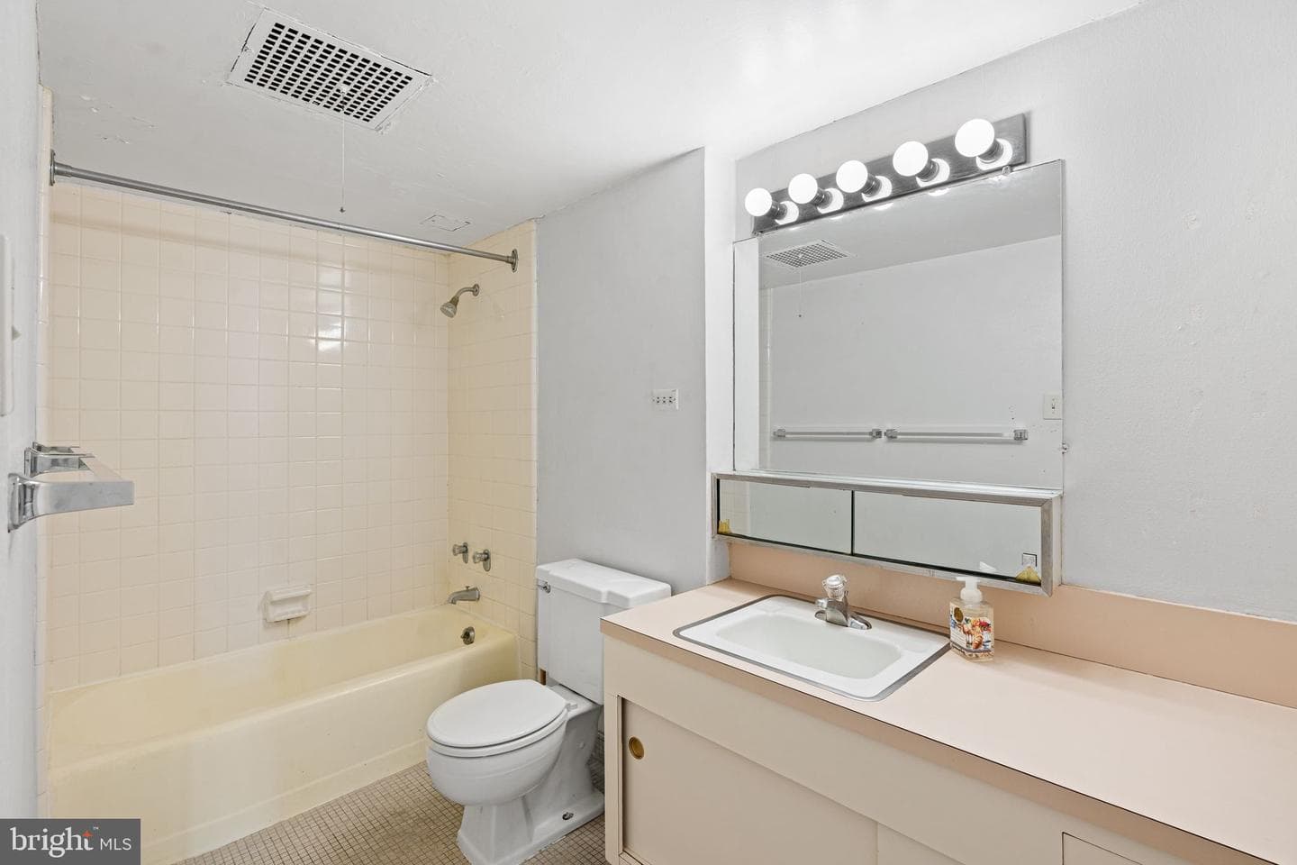 604 S Washington Square #1111 photo 14