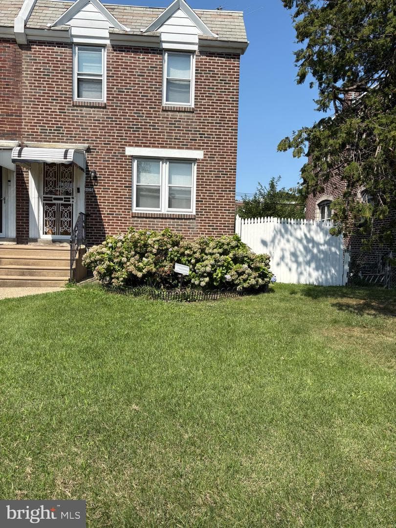 1103 Fanshawe Street photo 1