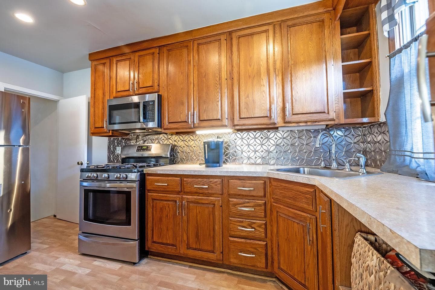 1103 Fanshawe Street photo 12