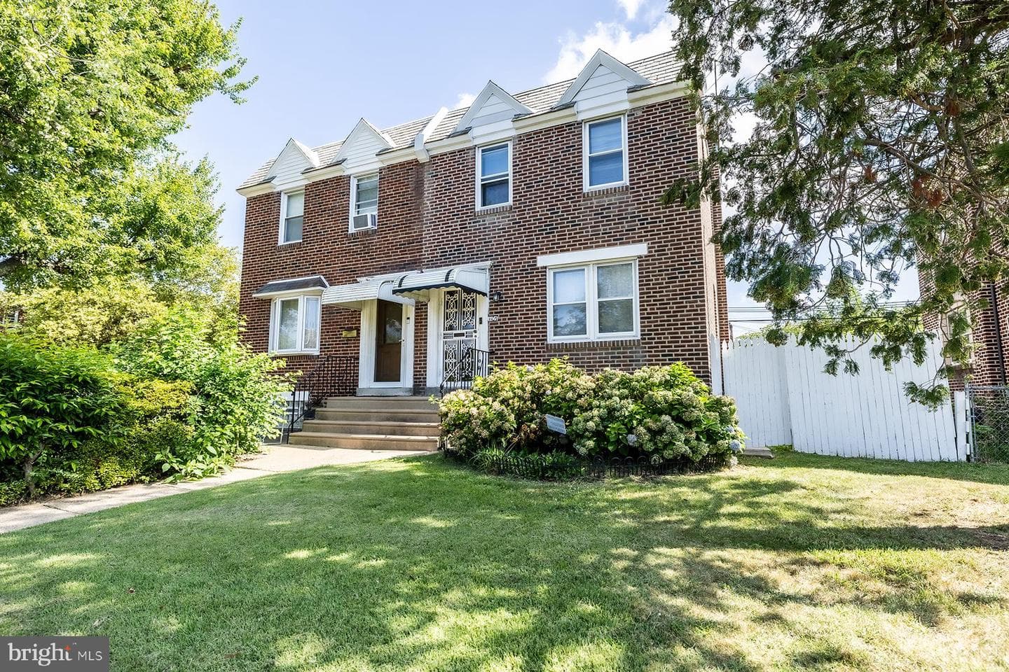 1103 Fanshawe Street photo 3