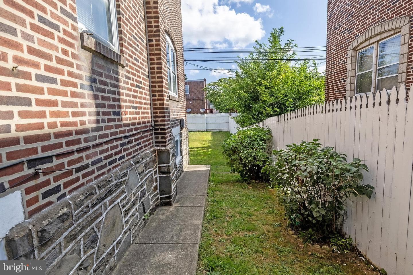 1103 Fanshawe Street photo 4