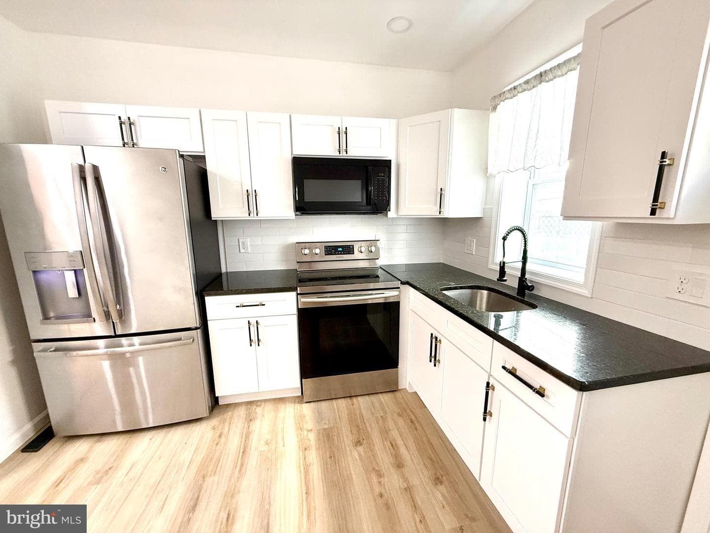 2421 N Leithgow Street photo 7