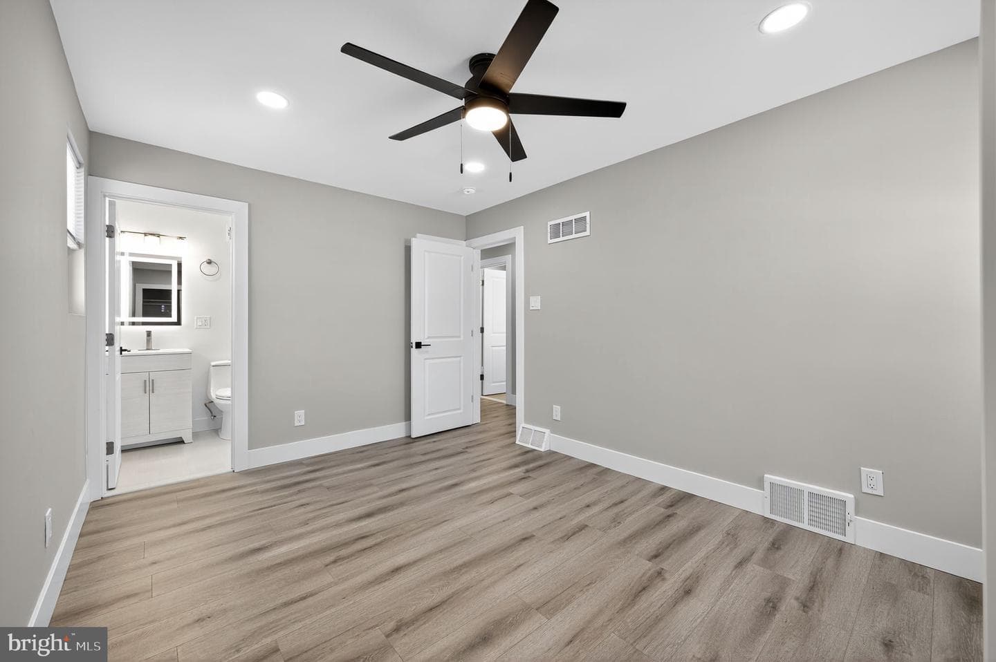 8834 Brocklehurst Street photo 12