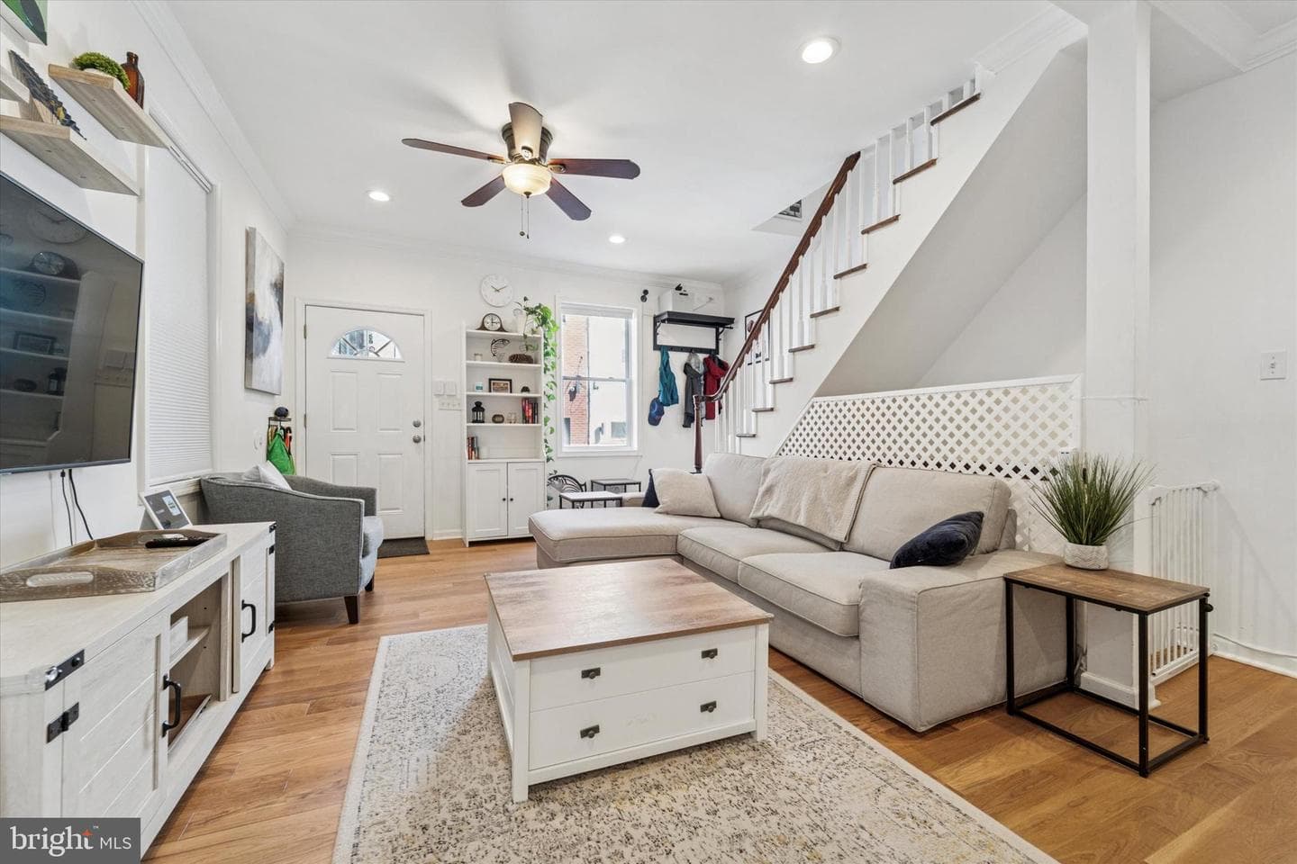532 E Cabot Street photo 4