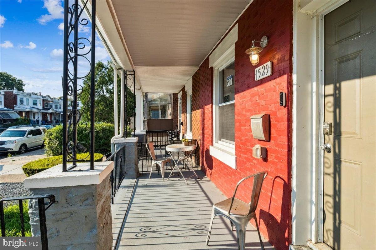1529 N Robinson Street photo 3