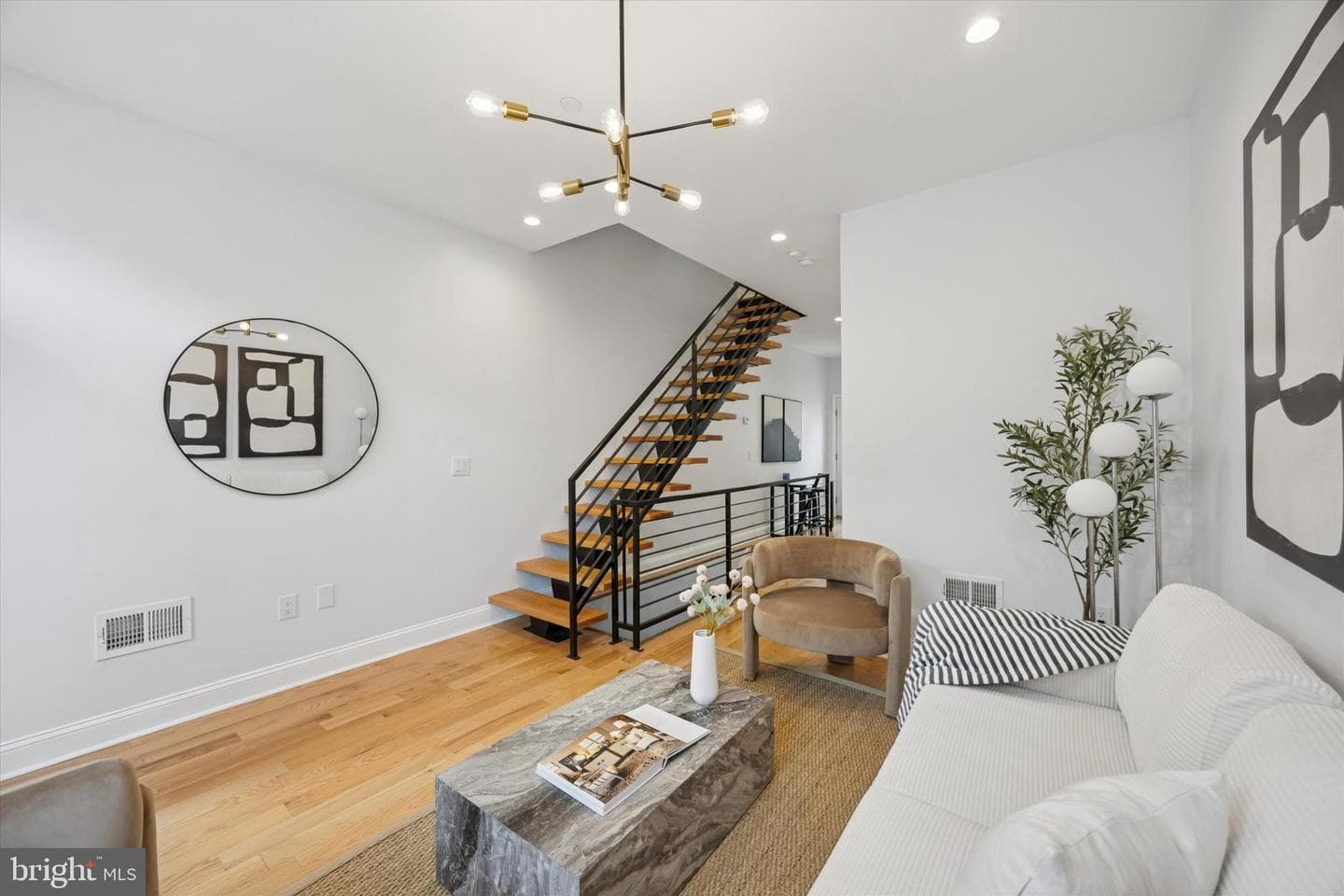 2220 E Harold Street photo 5