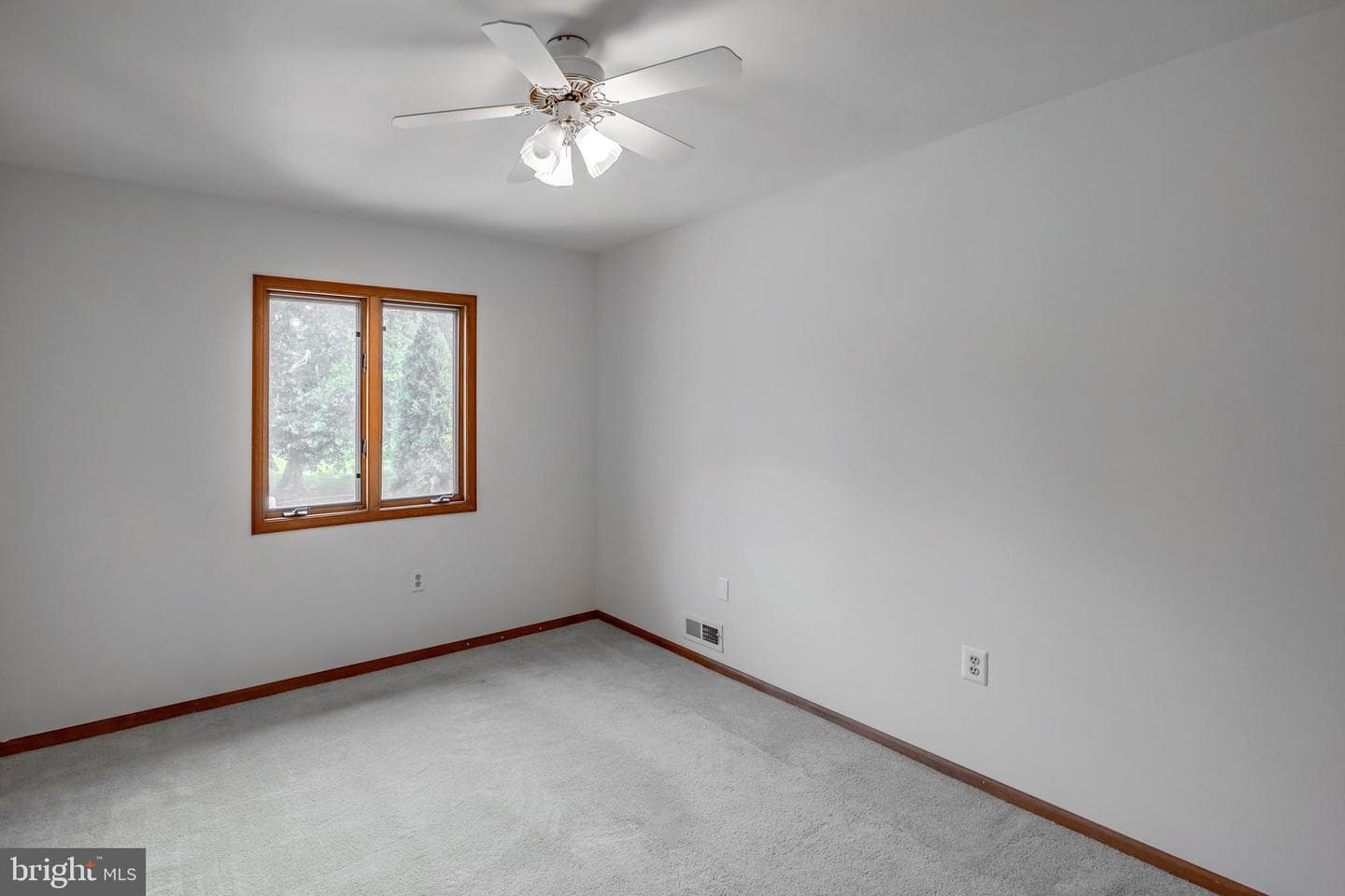 9130 Ayrdalecrescent Street photo 15