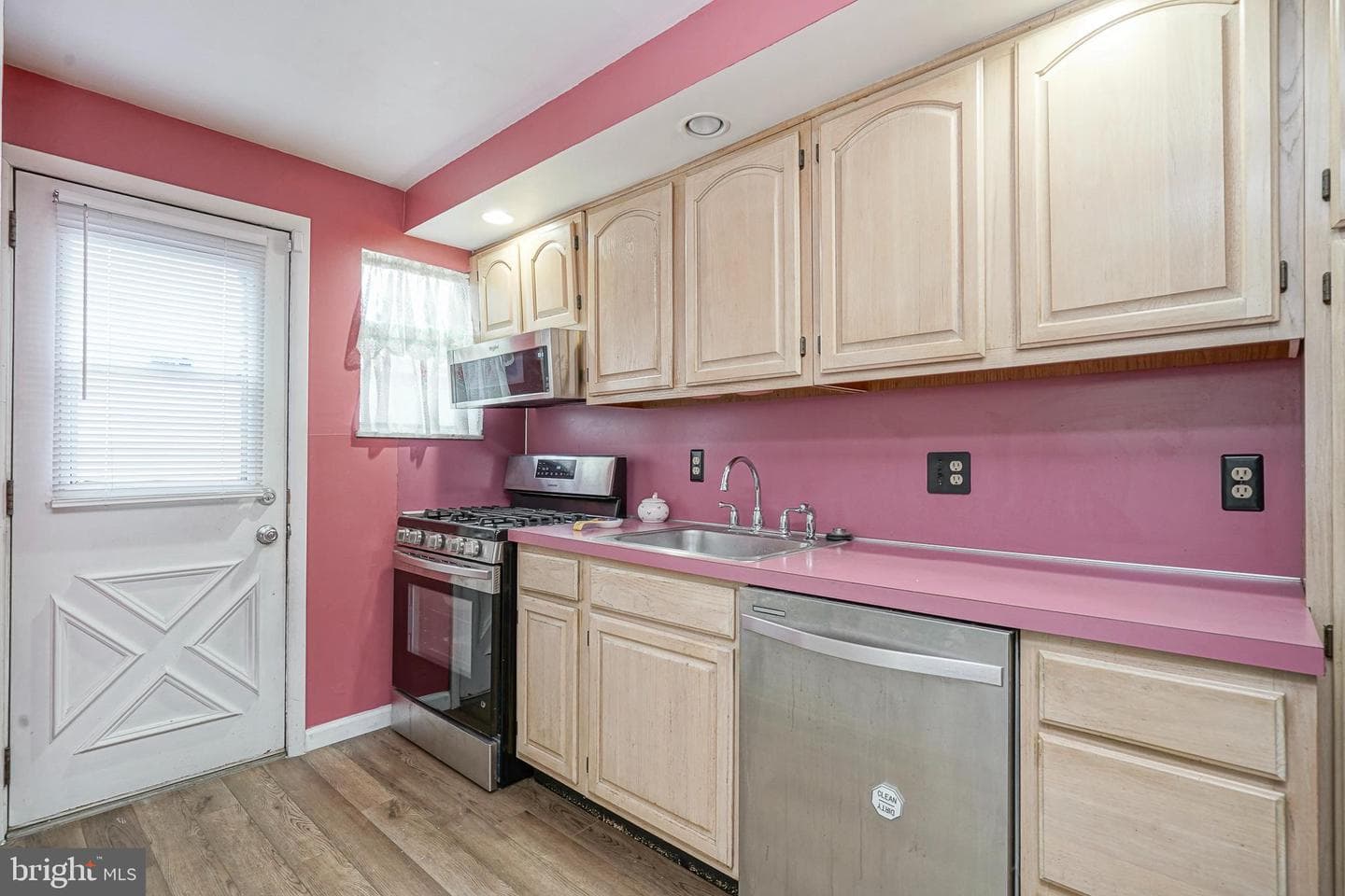 942 Johnston Street photo 10