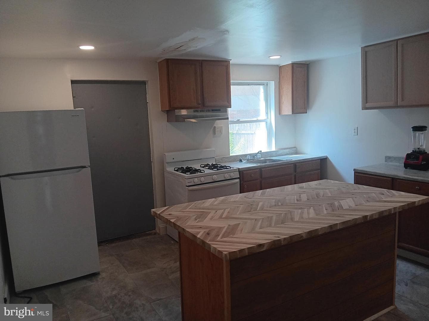 2534 W Sergeant Street photo 7