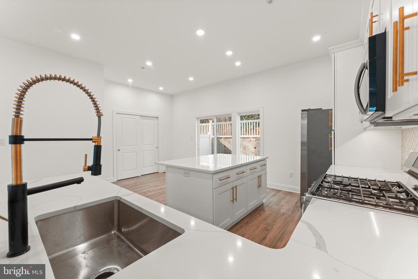 257 E Sharpnack Street photo 15