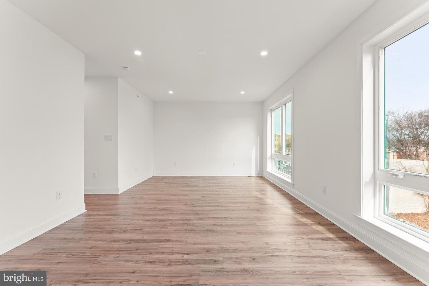 257 E Sharpnack Street photo 25