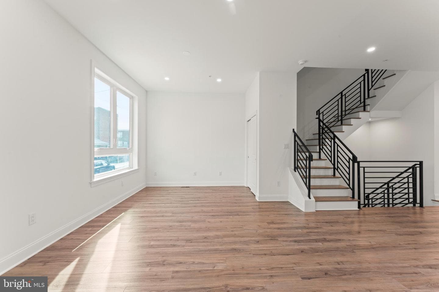 257 E Sharpnack Street photo 4