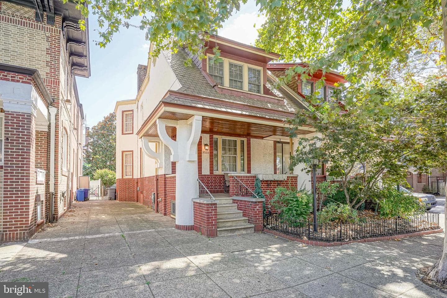 2533 S Lambert Street photo 2