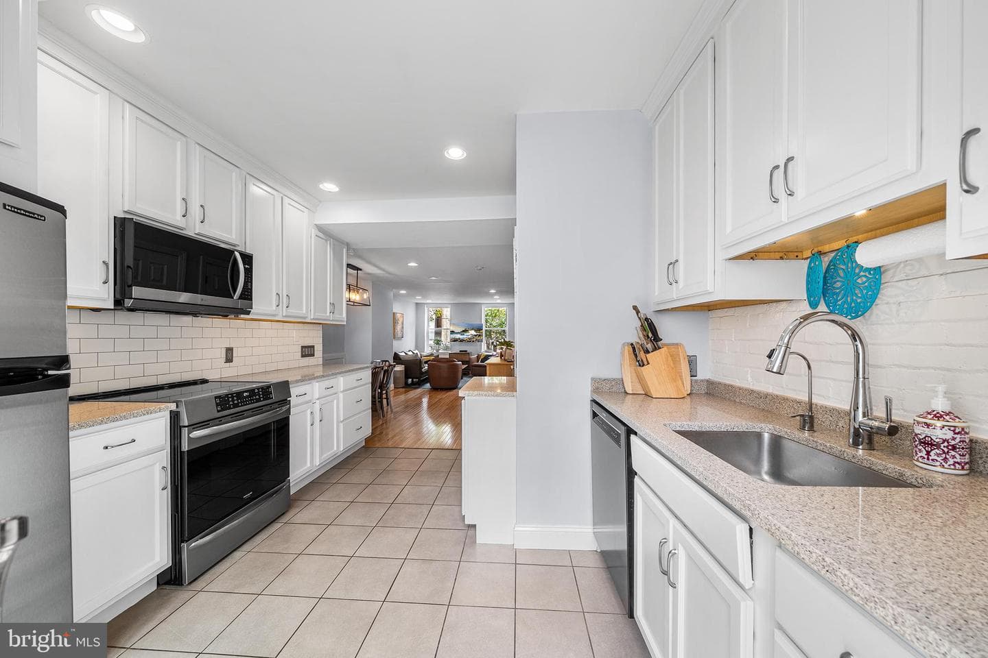 2140 Catharine Street photo 10