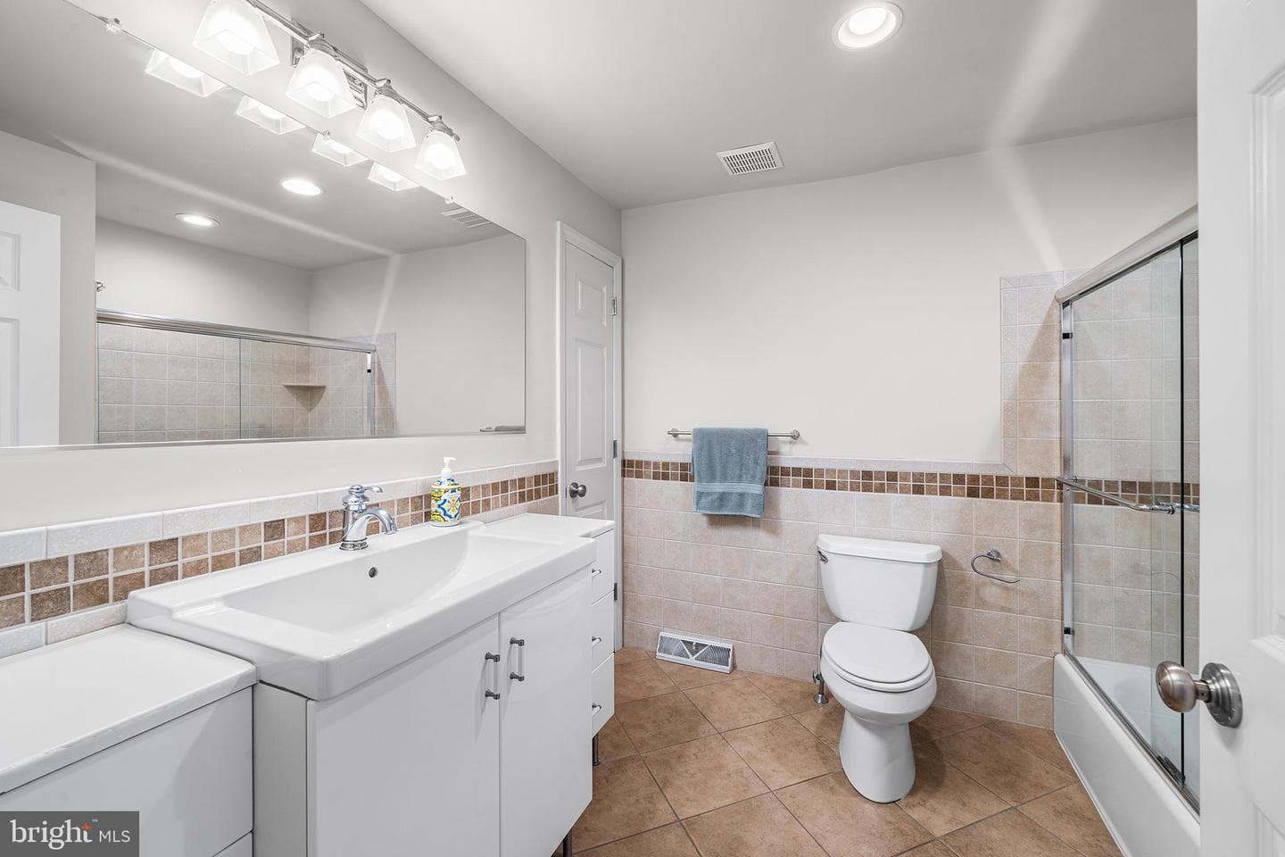 2140 Catharine Street photo 17
