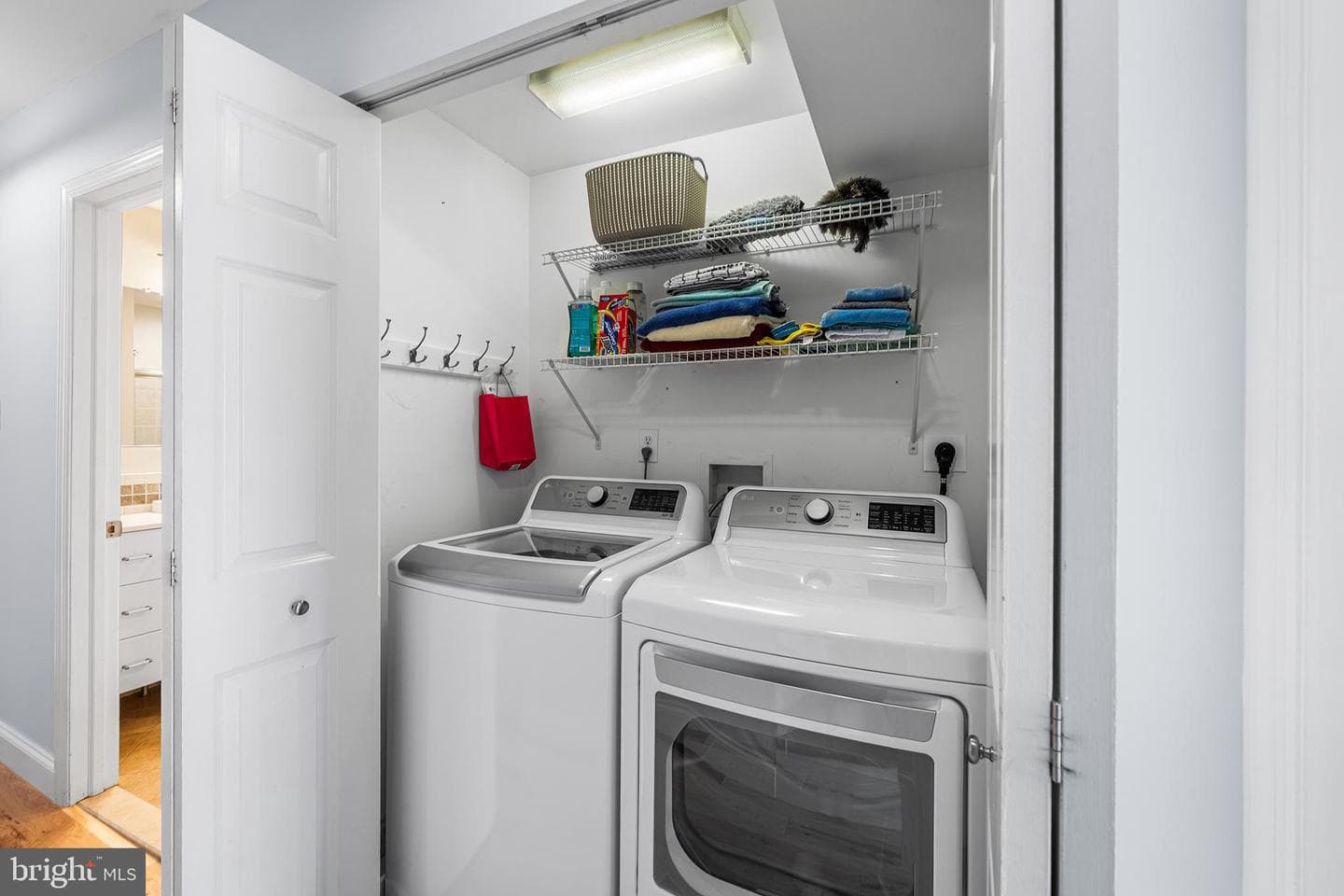 2140 Catharine Street photo 23
